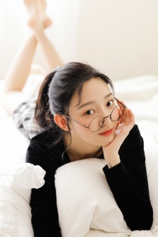 厨房抬起月月的腿